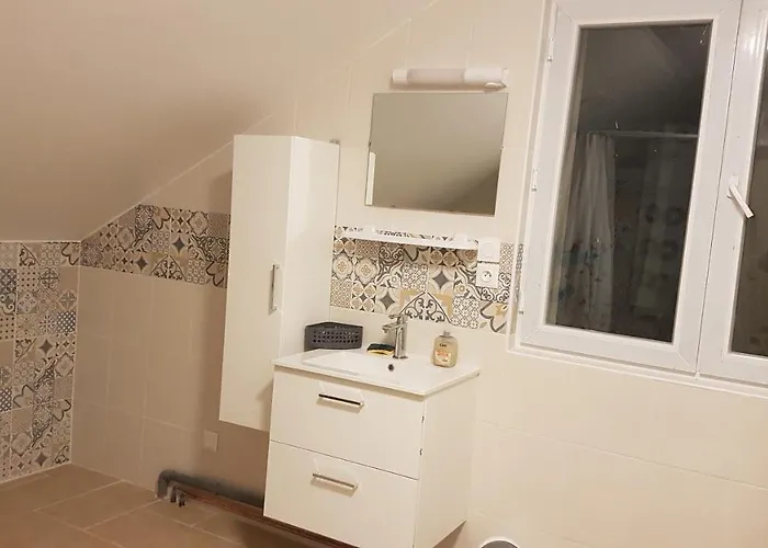 Coloc Supergite Spacieux Proche Toutes Commodites Guest house Saint-Just-Sauvage